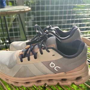 On ON Cloud Running Women's Shoes sneakers in Gray and Tan